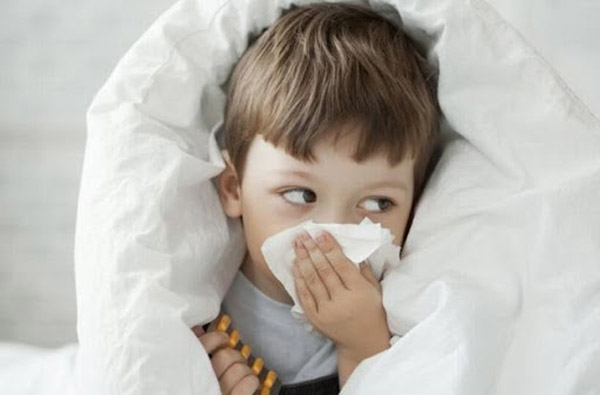 Hắt hơi, dịch nhầy mũi nhiều là dấu hiệu cảnh báo cảm cúm ở trẻ